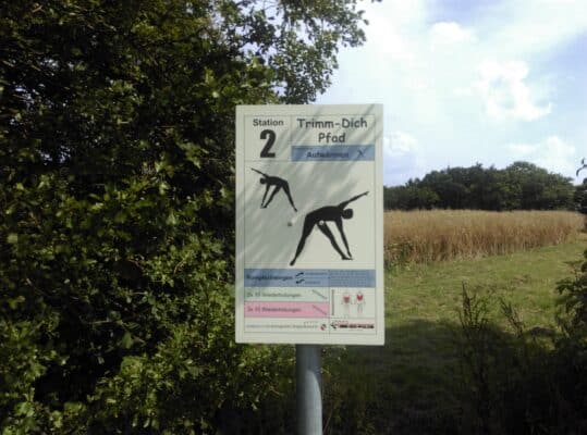 Trimm-Dich-Pfad-Erläuterung, Station 2: Outdoor-Übungen, Naturlandschaft, Fitness, Bäume, Himmel.