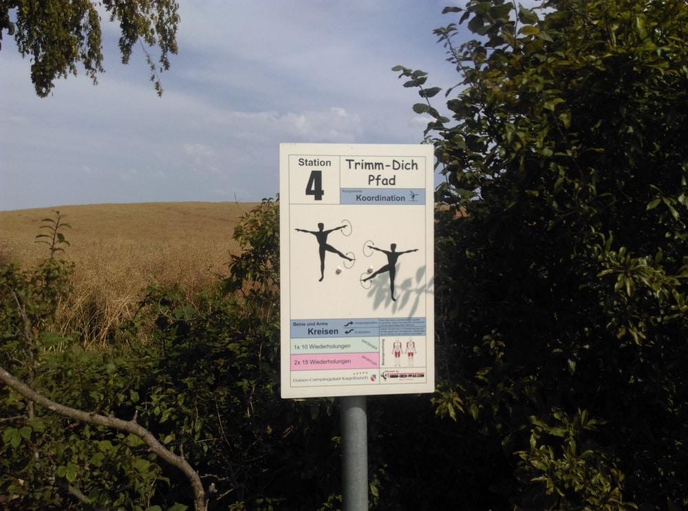 Trimm-Dich-Pfad Station 4: Outdoor-Übungen, Silhouetten, Sommerlandschaft, Fitnesspfad, Naturaktivitäten, Deutschland.