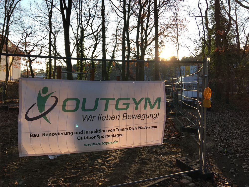 OUTGYM Baustelle im Wald mit Banner für Fitness, Bewegung, Trimm Dich Pfade.