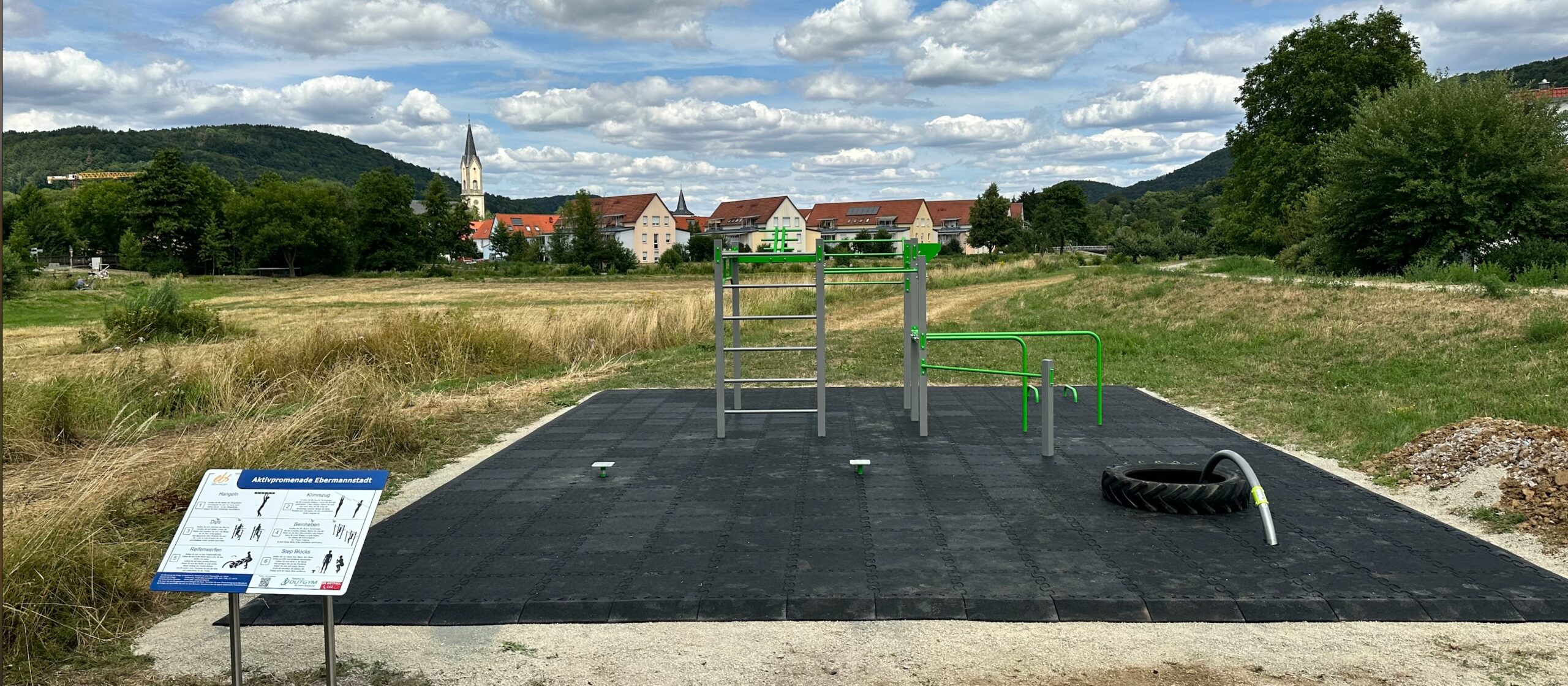 Outdoor-Fitnessbereich mit Trainingsgerät und malerischer Landschaft im Hintergrund, ideal für Naturliebhaber.