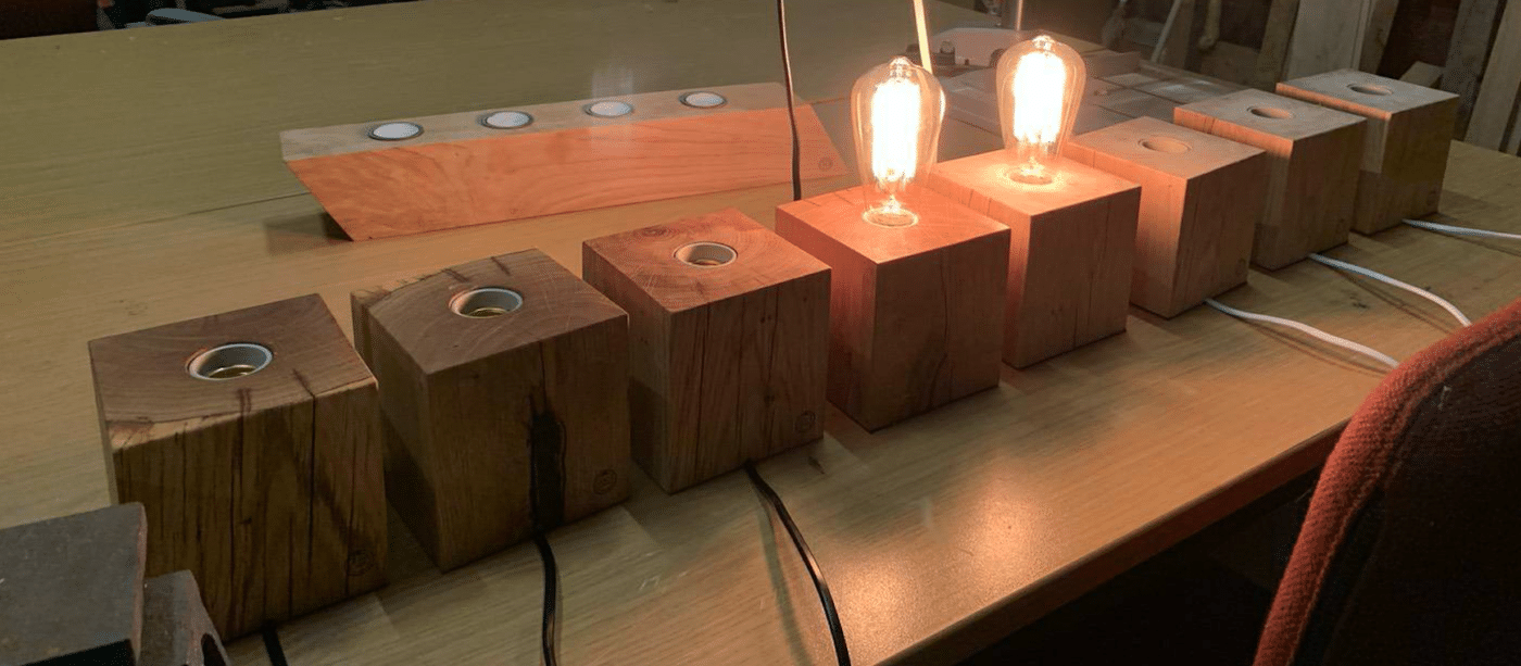 Vintage-Holzlampen mit warmem Licht, Holzmaserung, rustikaler Charme, modernes Design, gemütliche Atmosphäre.