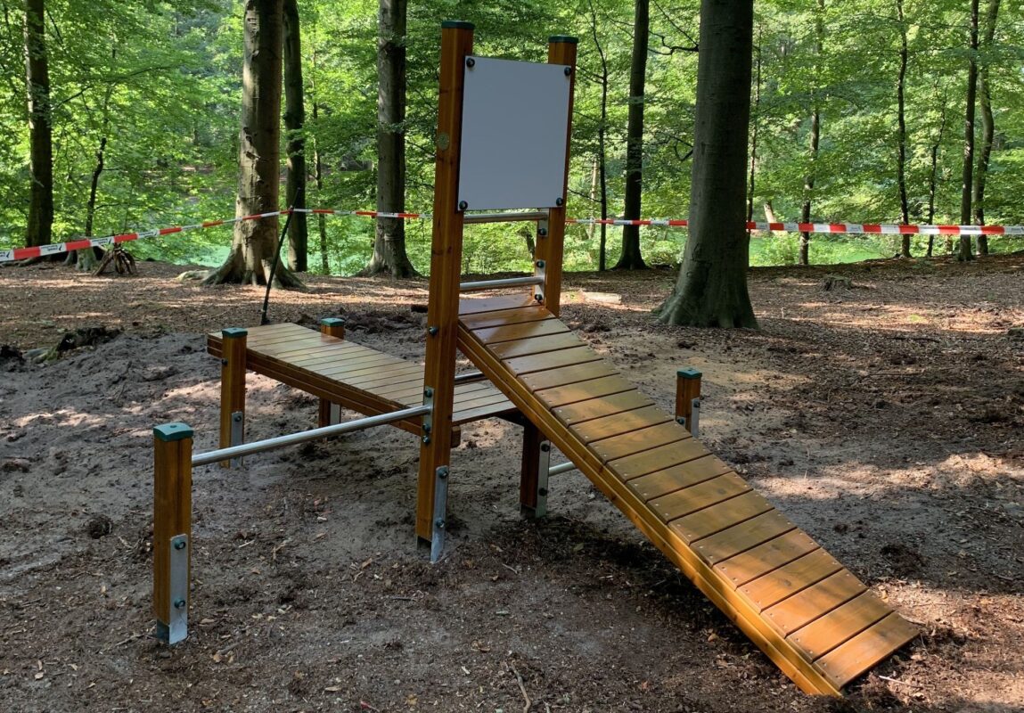 Trimm-dich-Pfad in Walsrode: Holzstruktur in Wald für Fitness und Outdoor-Übungen.